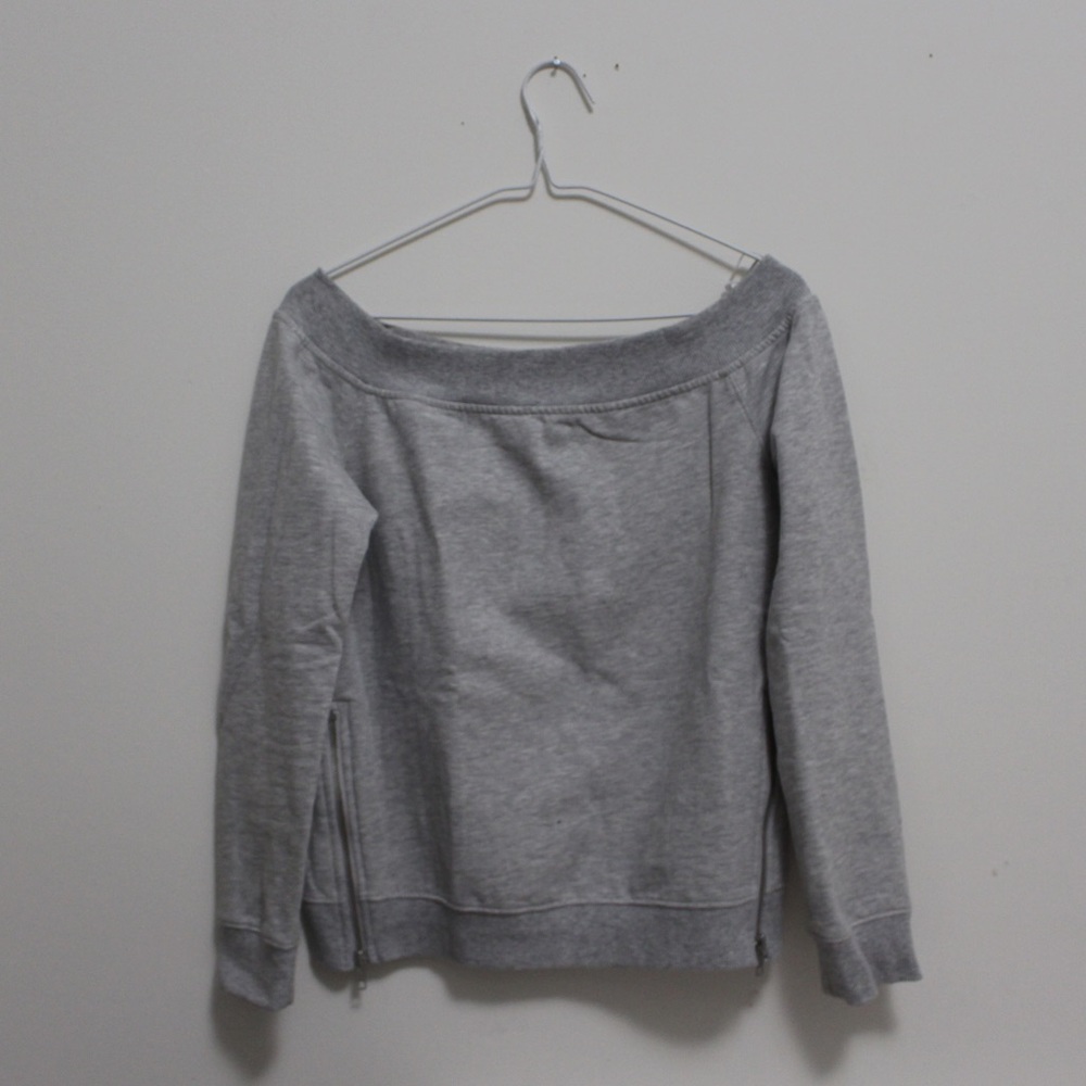 Offshoulder sweater